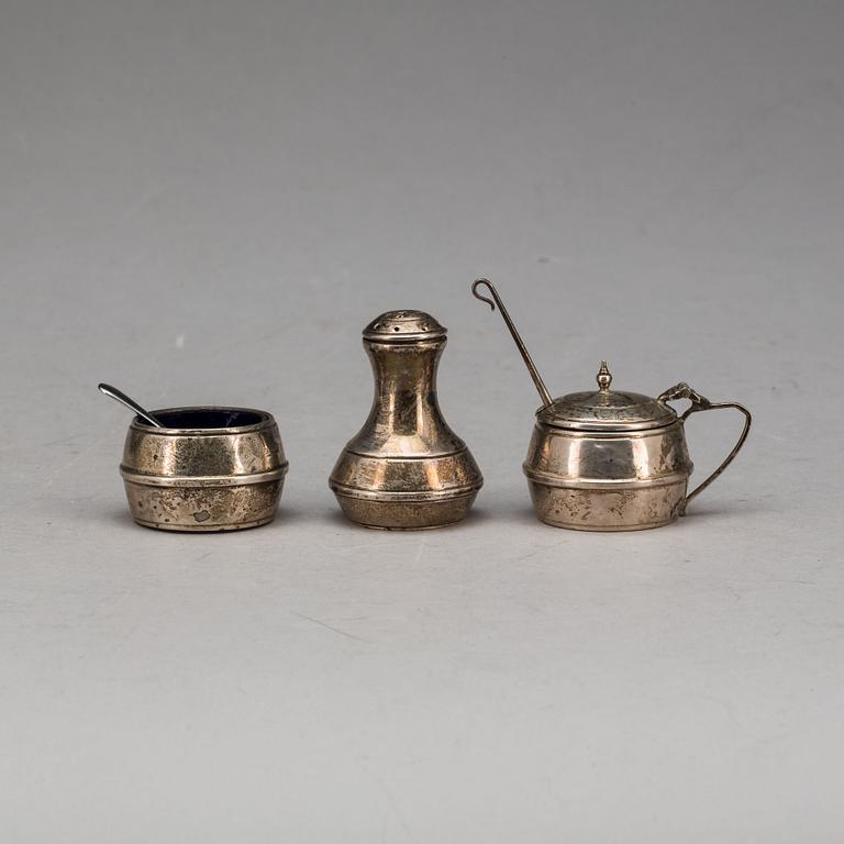 BORDSET, 3 delar med etui, silver, Chester, 1919/20. Total vikt 56 g.