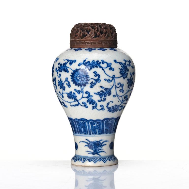 A Chinese blue and white miniature vase, Qing dynasty, 18th century.