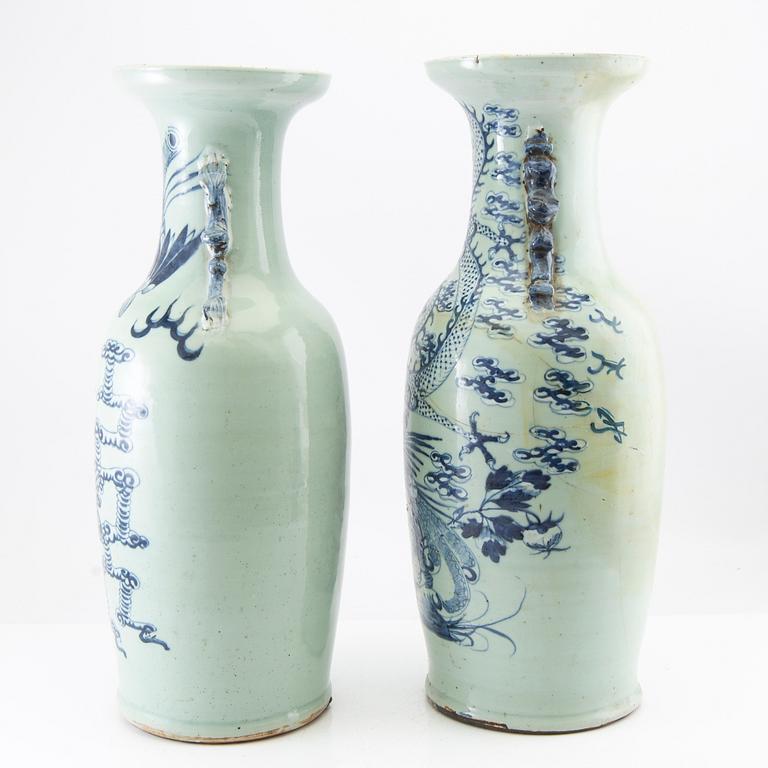 A pair of large Chinese vases, late Qing dynasty/early 20th century.