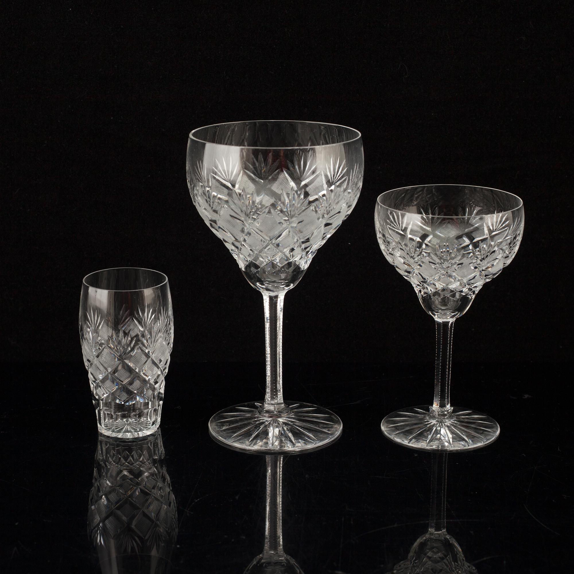 GLASSERVIS, 67 delar. Helga-modell, Flerohopp glasbruk, 1900-talets mitt.