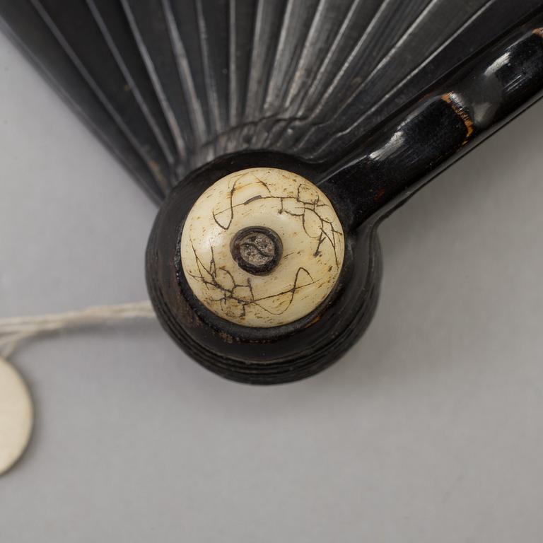 A fan leaf painting by Li Zhongqin, signed.