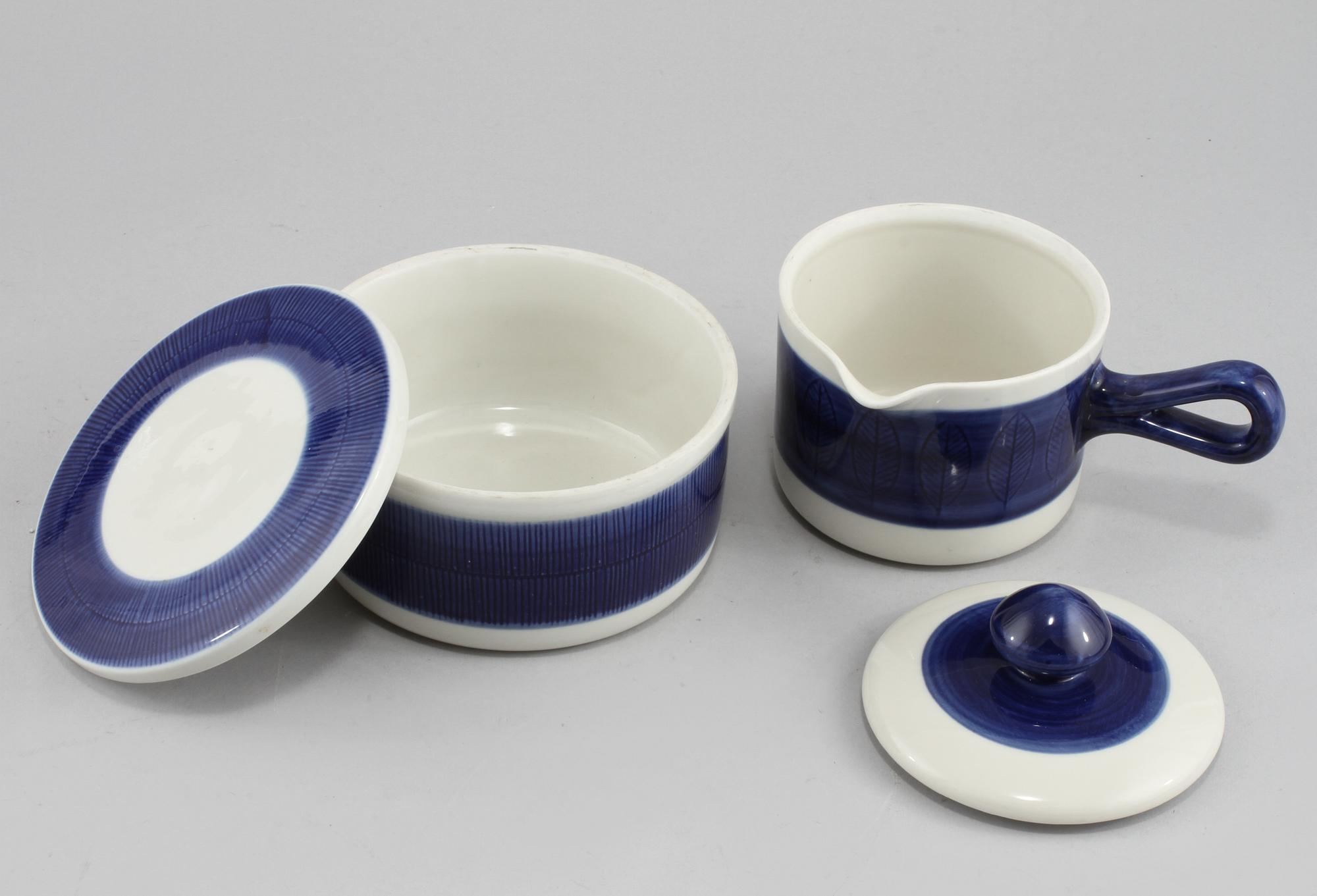 SERVISDELAR, 18 st, porslin, "Koka Blå", Hertha Bengtsson, Rörstrand, 1956-1988.