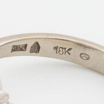 BRILJANTRING 18K vitguld m 1 briljant ca 0,55 ct TW VS, samt 10 mindre briljanter ca 0,70 ct TW SI.