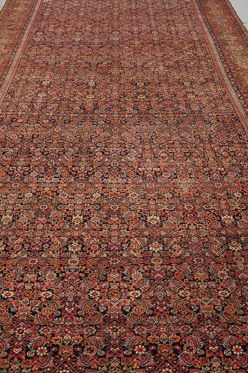 A carpet, an antique Feraghan, ca 579,5 x 234,5 cm.