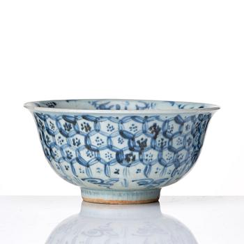 A blue and white Meiping vase and a bowl, 16th Century.