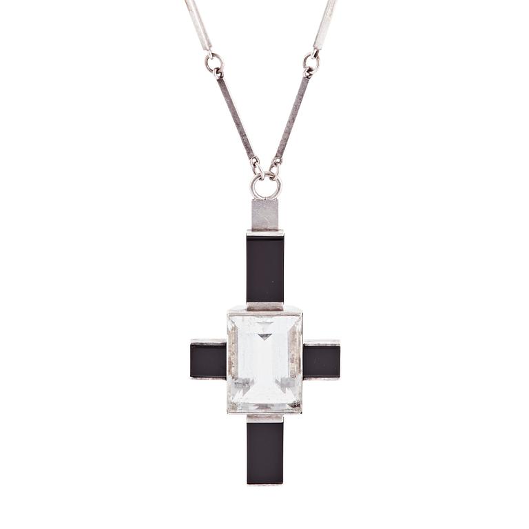 Wiwen Nilsson, hängsmycke i form av ett kors i sterlingsilver med fasettslipad bergkristall och onyx, Lund 1938.