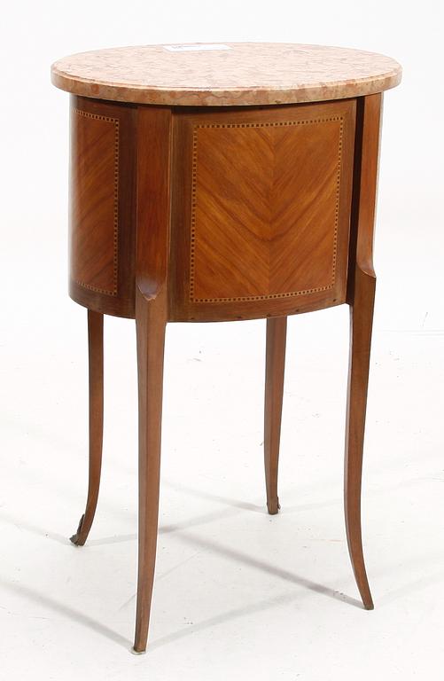 LAMPBYRÅ, Louis XVI-stil, 1900-talets första hälft.