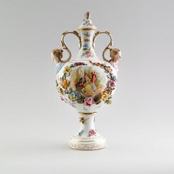 URNA, porslin, 1900-talets första hälft.