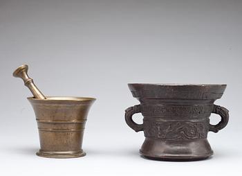 MORTLAR, 2 st. Mässing en märkt; anno 1607.