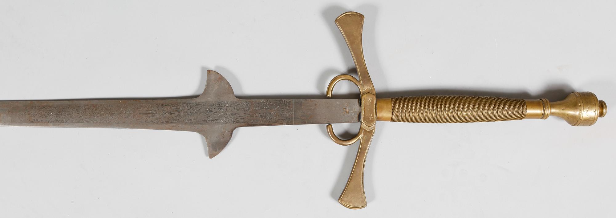 SVÄRD, fäste av mässing, stålblad, 1900-tal.