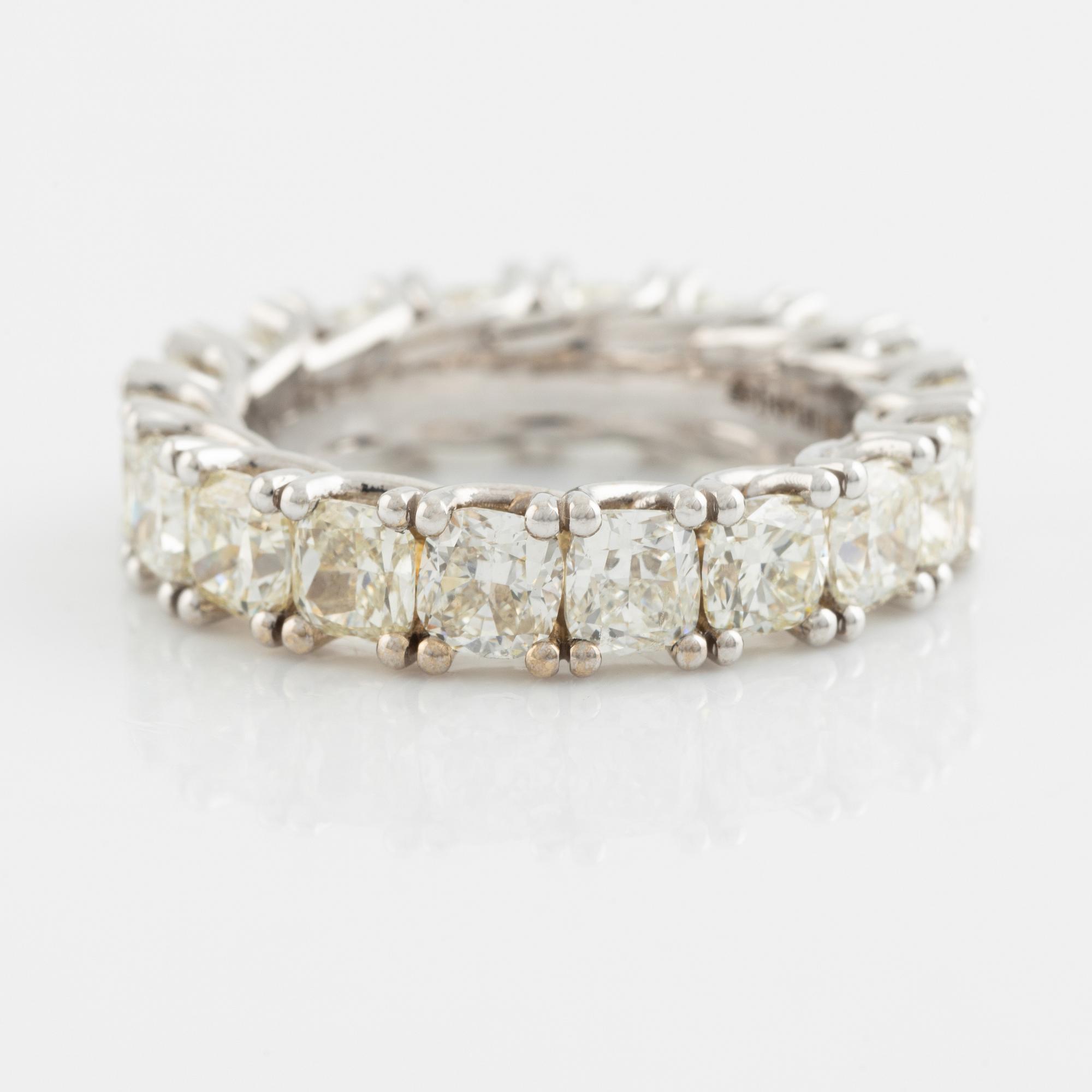 Cushion cut diamond eternity ring, totalt 6,02 ct.