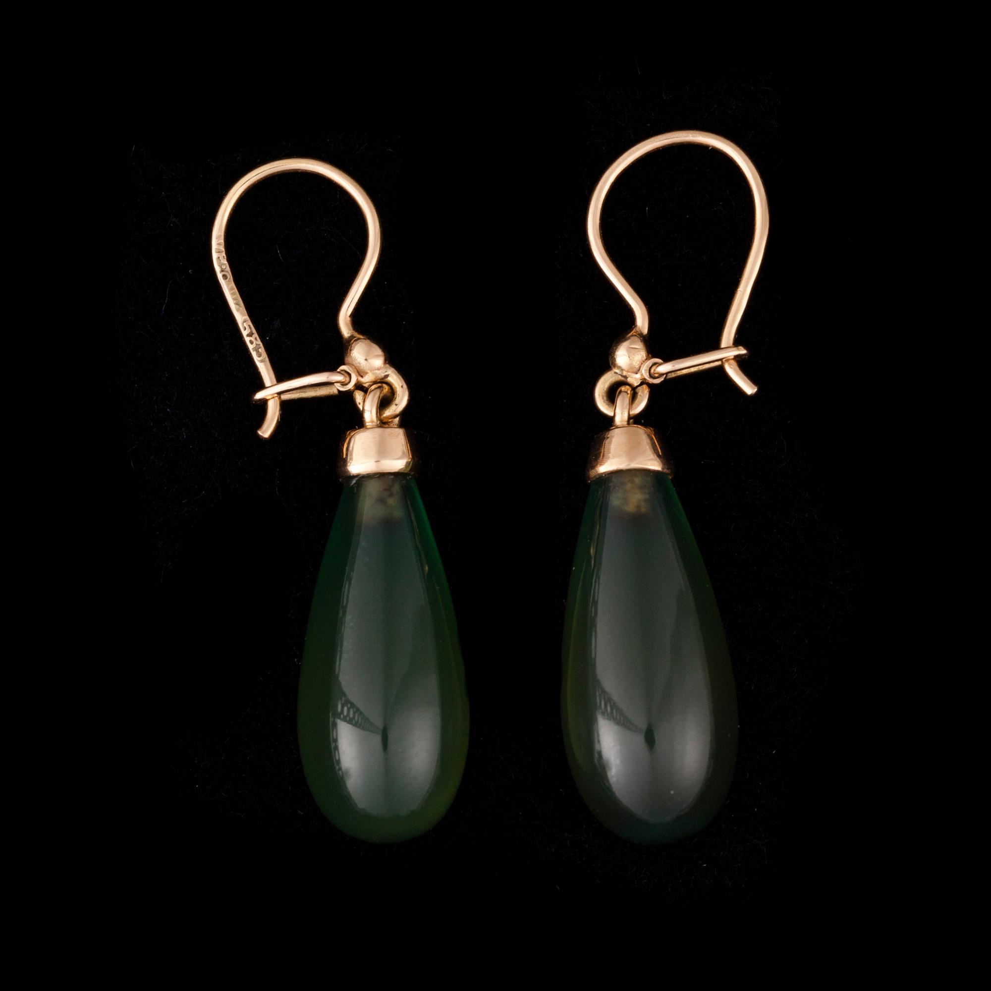 ÖRHÄNGEN, 14K guld, grön kalcedon. Vikt ca 4,6 g.
