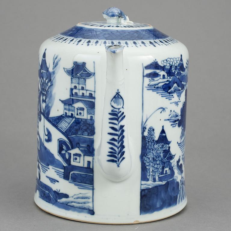 TEKANNA, porslin. Qingdynastin Qianlong 1736-95.