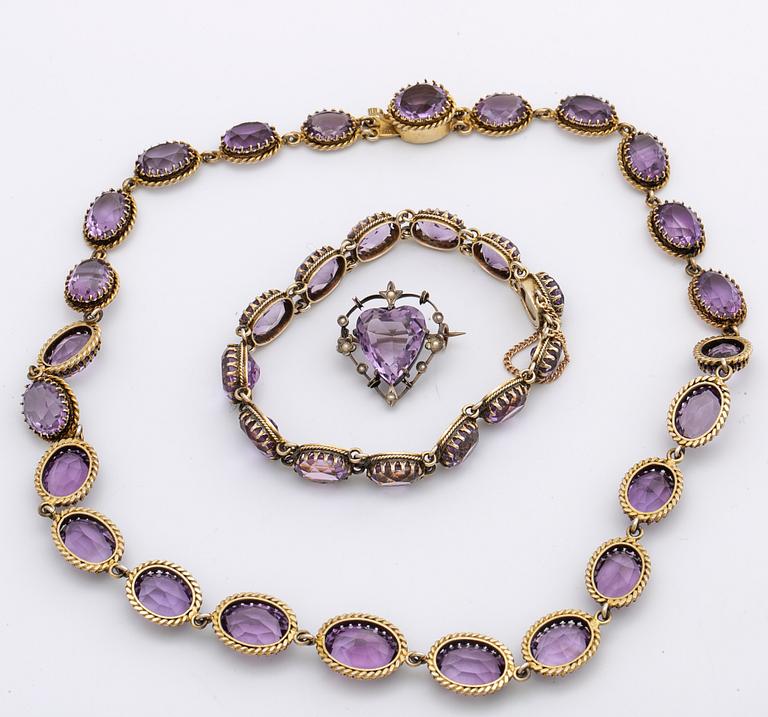 GARNITYR, förgyllt silver med ametister o orientalpärlor, collier, armband och brosch.