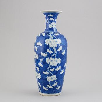 Vas, porslin. Qingdynastin, sent 1800-tal.