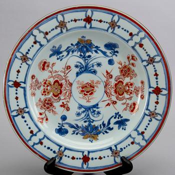 Fat samt tallrikar 2 st Kina Qianlong (1736-95) porslin.