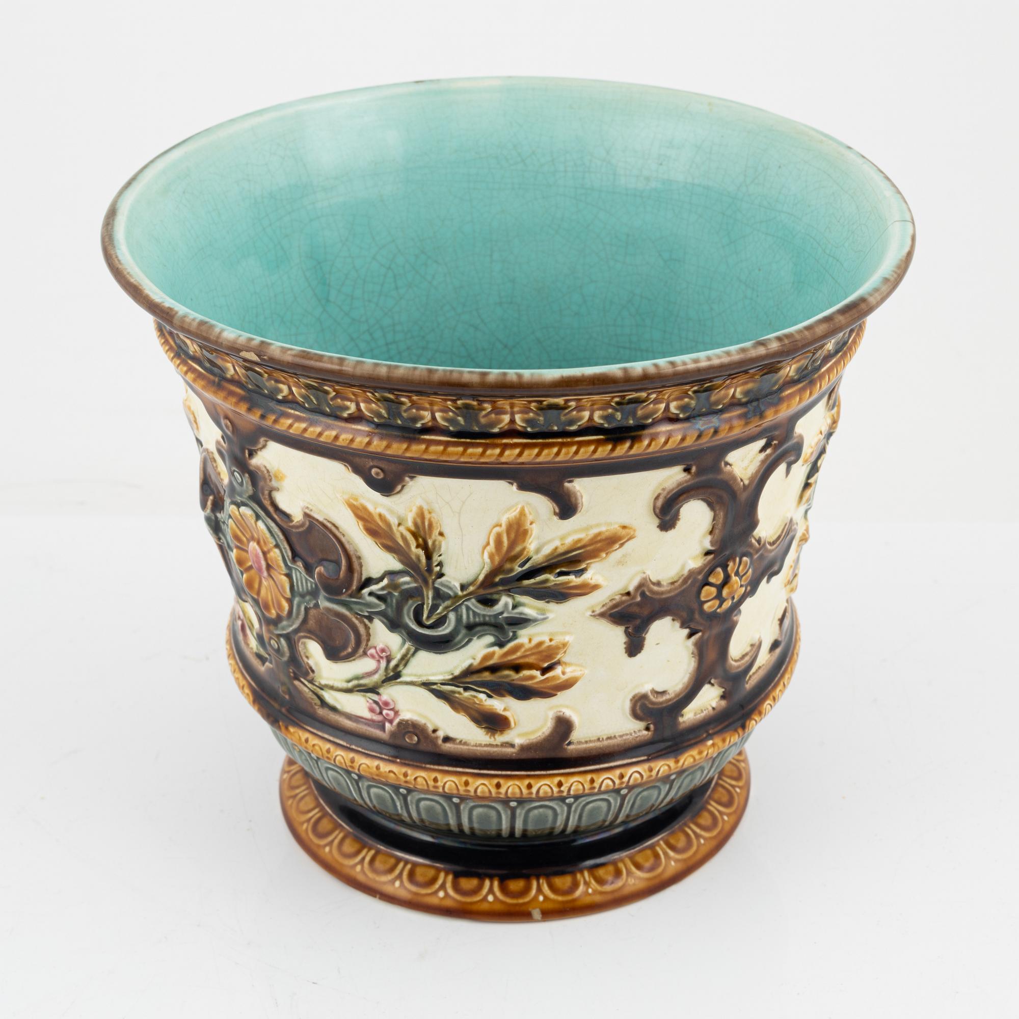 An earthenware urn from Rörstrand, around the year 1900.