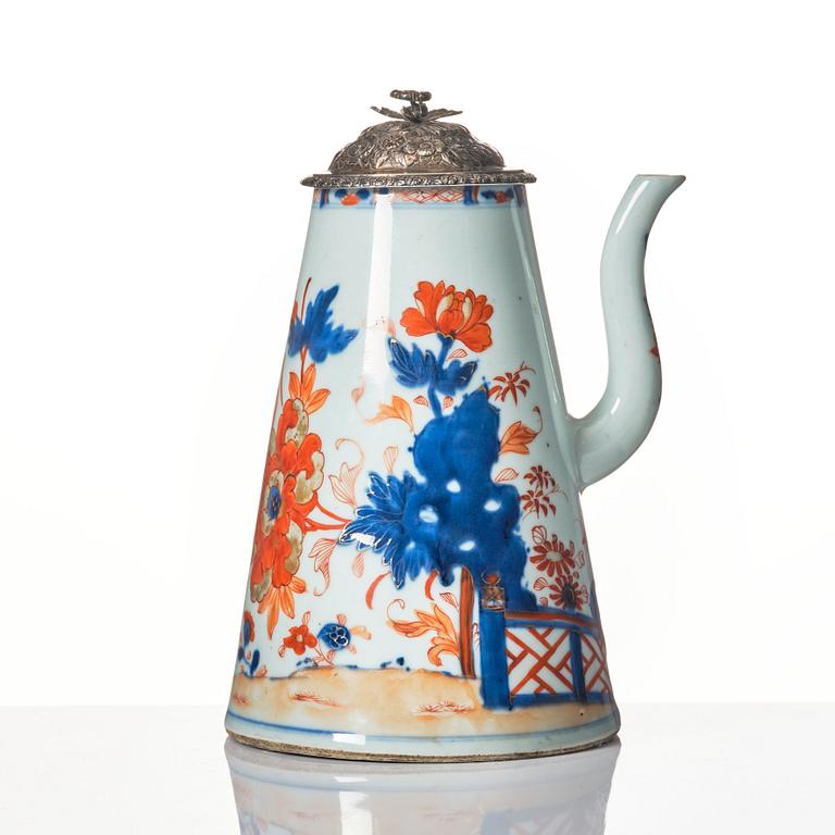 Kaffekanna, porslin. Qingdynastin, tidigt 1700-tal.