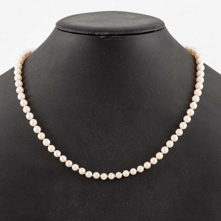 Necklace, with graduated cultured pearls.