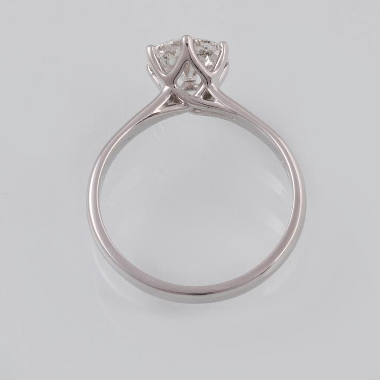 RING, 18K vitguld med äldre briljantslipad diamant ca 1.30 ct. Vikt 3,1 gram.
