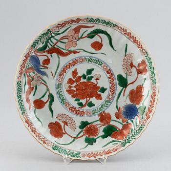 Skålfat, porslin. Qingdynastin, Kangxi (1662-1722).