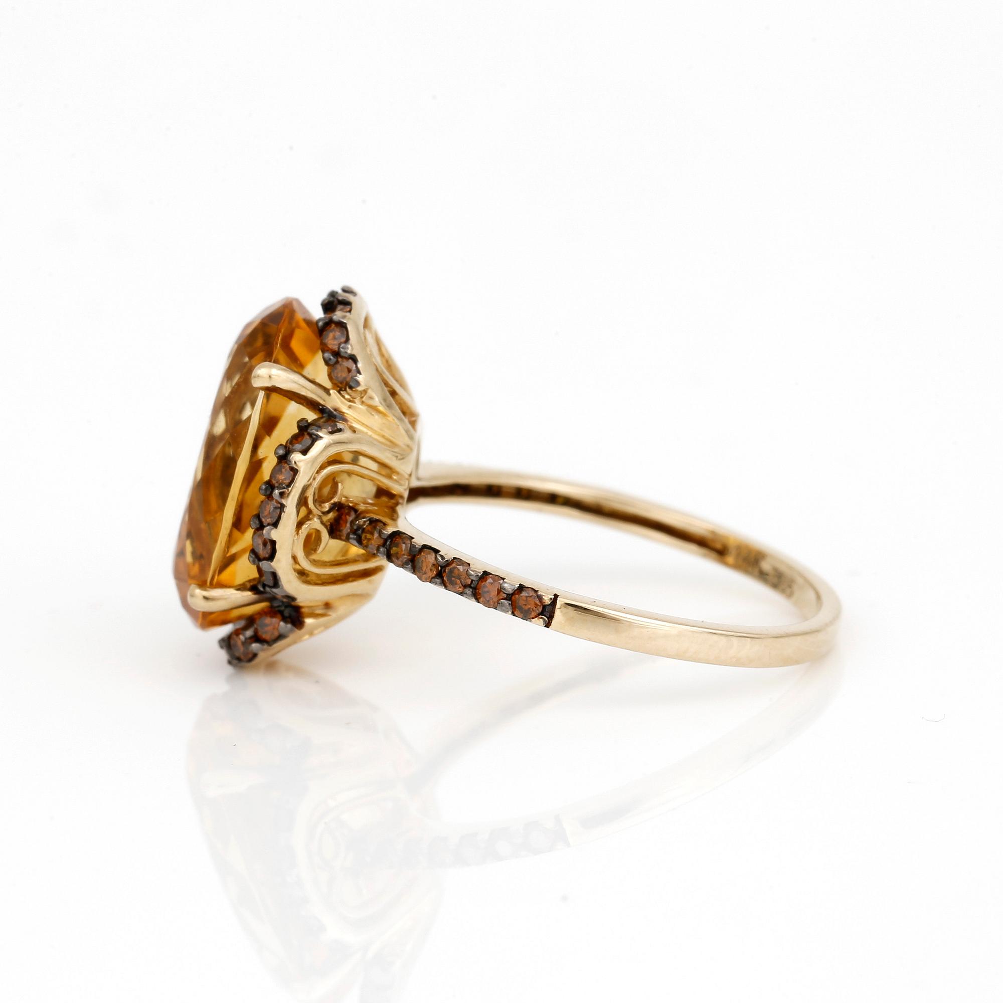 RING, 14K guld med citrin ca 5.60 ct och små diamanter. Vikt ca 3,70 g.
