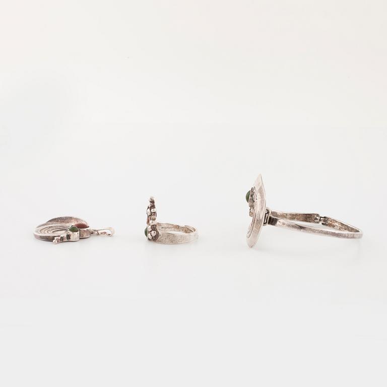 VALDRES SÖLVSMIDE, Norge, armring, hänge samt ring med solsten och nefrit.