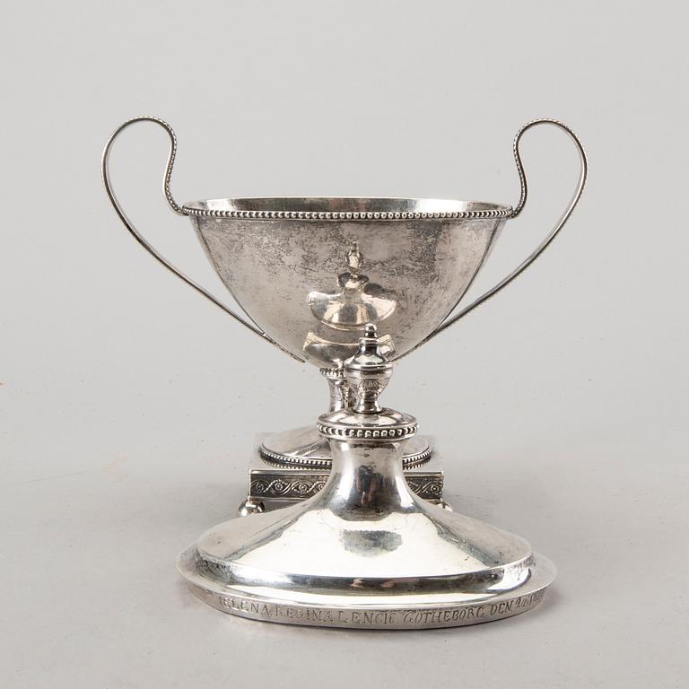 SOCKERSKÅL på FOT, silver, 1796, troligen Anders Risén, Göteborg. Vikt 600 gram.