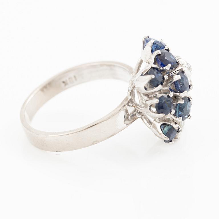 Ring, 18K white gold set with octagon-cut diamonds and sapphires.