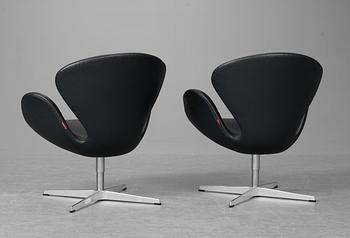 A pair of Arne Jacobsen dark grey leather "Swan Easy Chairs, Fritz Hansen, Denmark 2008.
