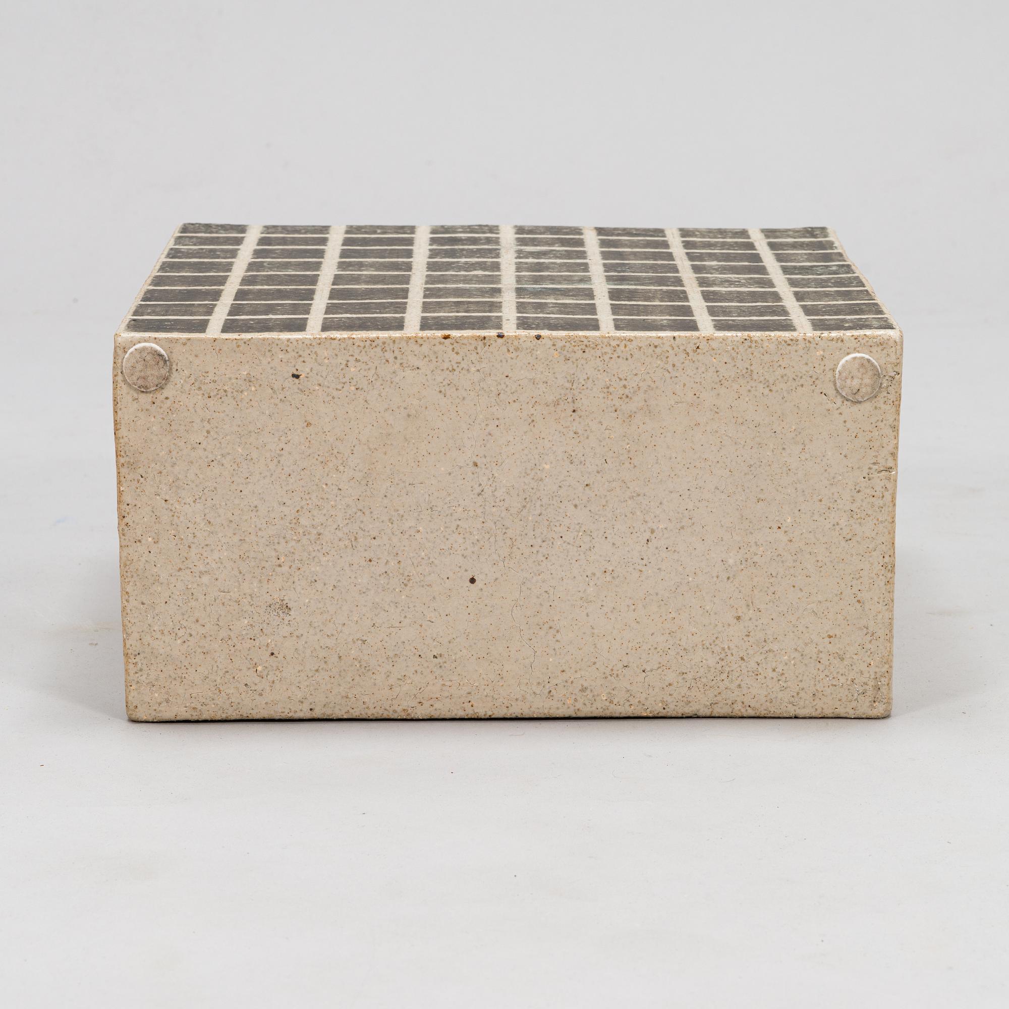 Minni Lukander, A sculpture /urn signed Minni 1984 Arabia.