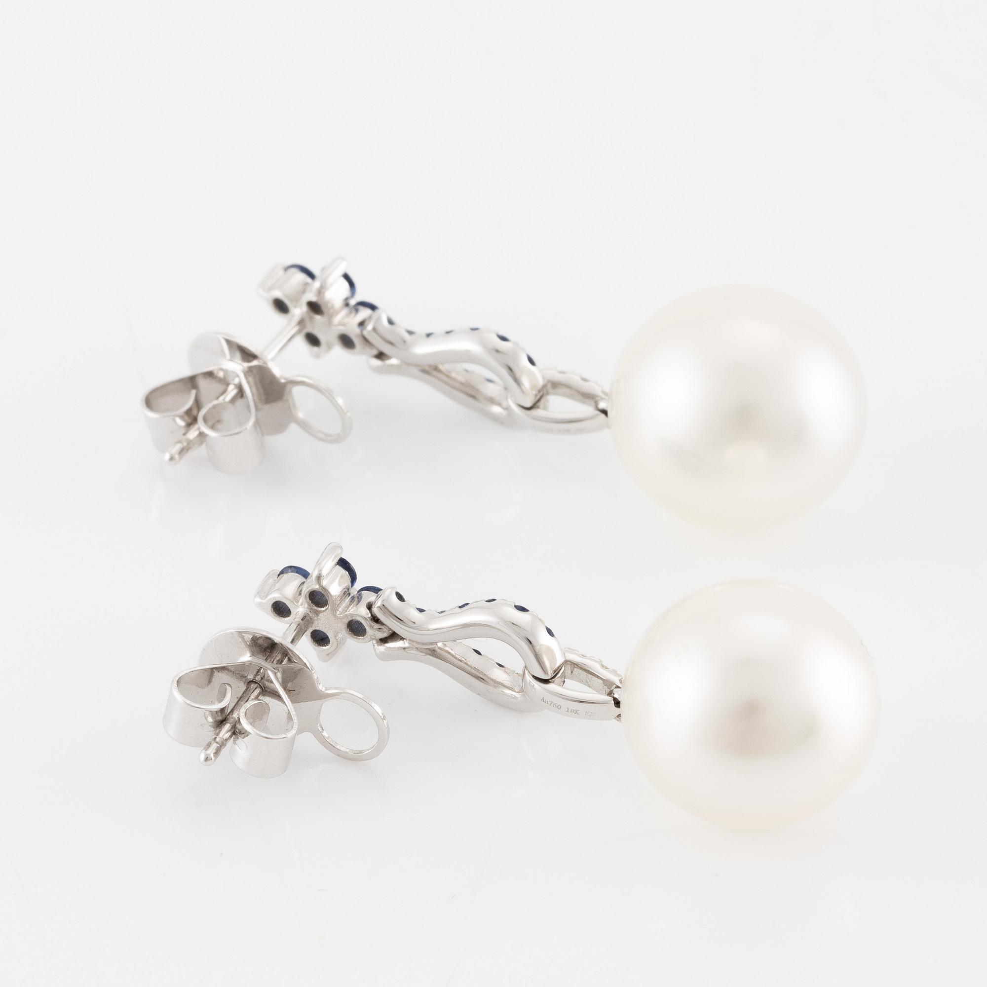 Örhängen, ett par, 18K vitguld med odlade South sea pärlor, safirer och briljantslipade diamanter.