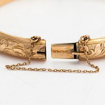 A 14K gold bangle, engraved decoration, Suomen Kultaseppä Oy, Turku 1947.