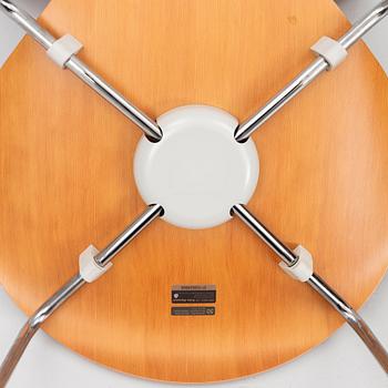 Arne Jacobsen, stolar, ett par, "Sjuan", Fritz Hansen, Danmark 2015.