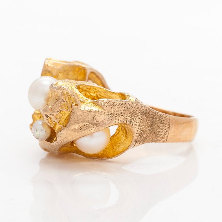 Björn Weckström, ring, "Kastehelmet", 14K guld och odlade pärlor, Lapponia 1971.