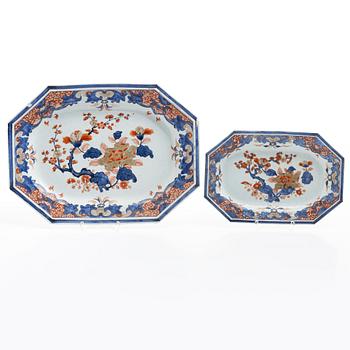 A set of two imari serving dishes, China, Qianlong (1736-95).