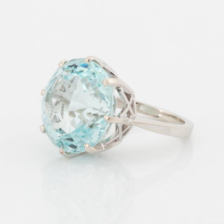 A 14K white gold ring set with a faceted aqumarine.