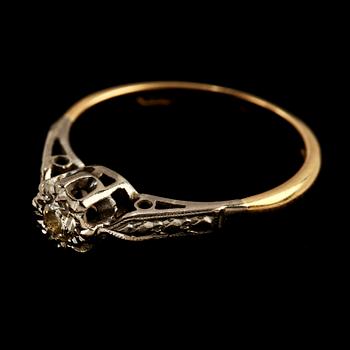 RINGAR, 2 st, 18k guld med diamanter, tot 0.25 ct. Vikt 6 g.