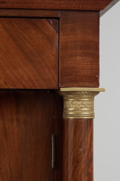 POTTSKÅP, ett par, empire, 1800-talets början.