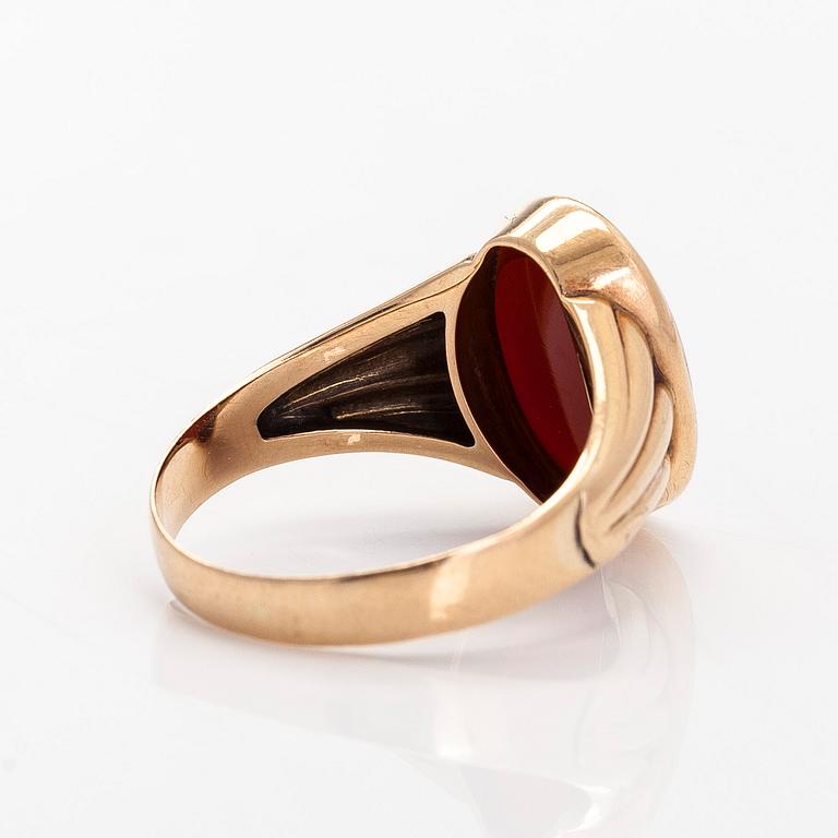 Ring, 14K guld med en oval sard sten, Westerback, Helsingfors 1956.