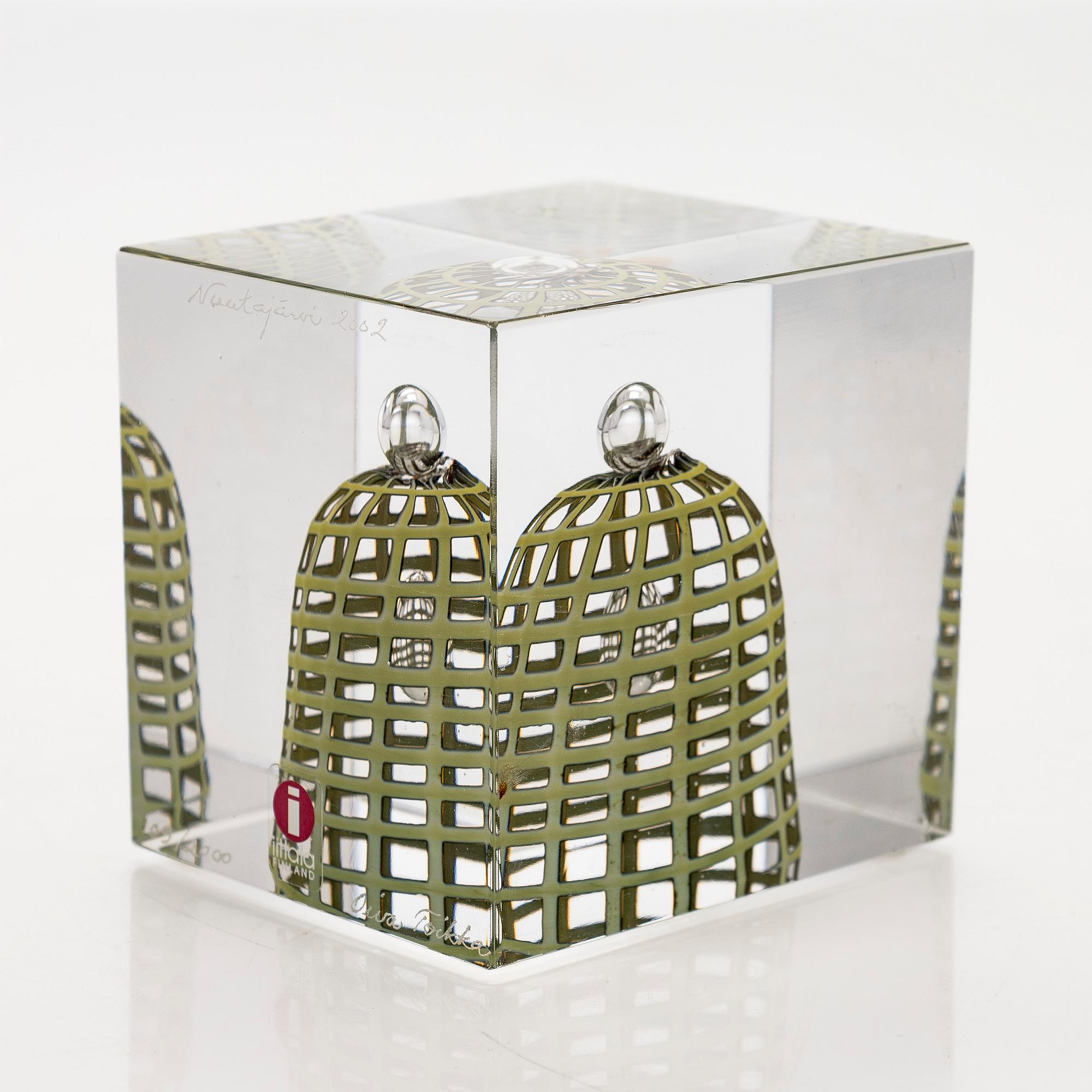 Oiva Toikka, årskub, signerad Oiva Toikka, Nuutajärvi 2002, numrerad 109/2000.