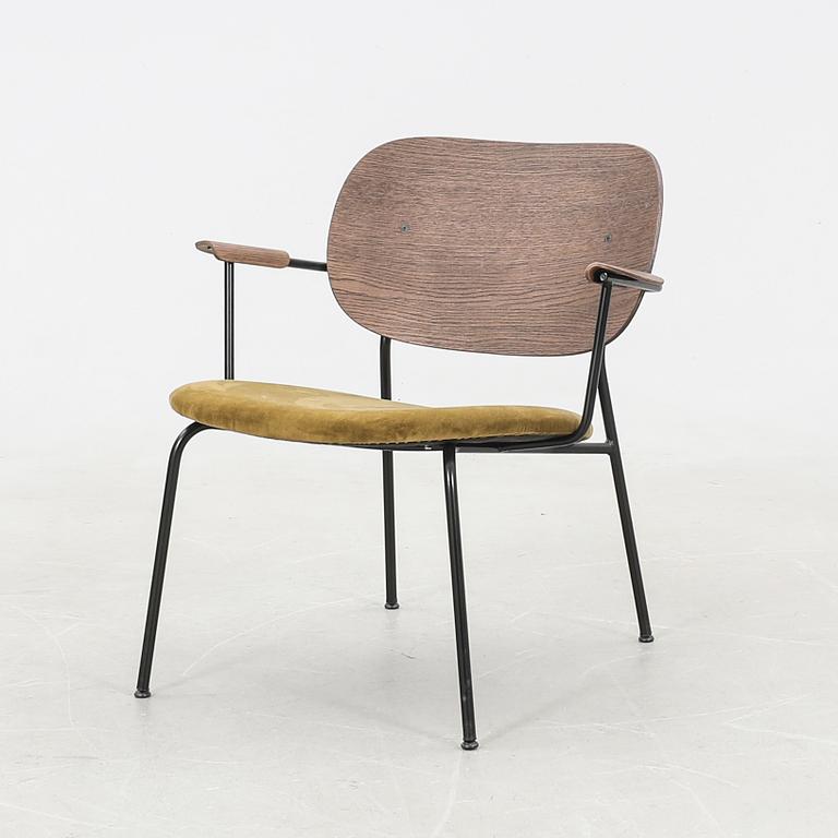 Norm Architects karmstol "Co-pilot Lounge Chair" för Menu Danmark samtida.