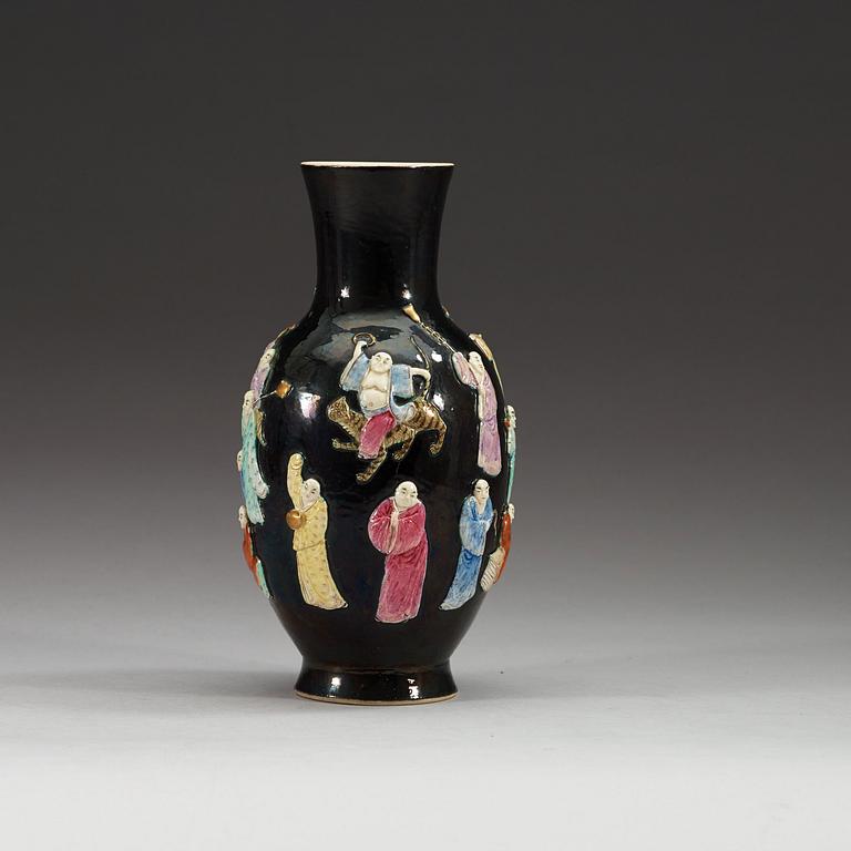 A relief decorated vase, Qing dynasty, 19th Century.
