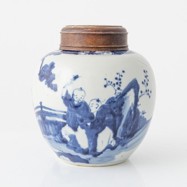 A blue-and white ginger pot, 19th century.