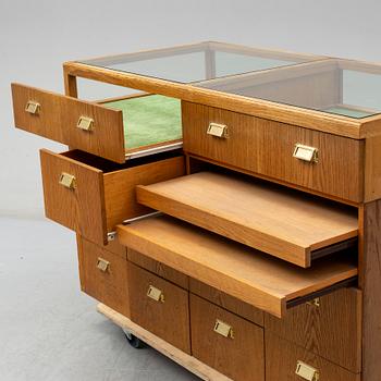 A mid 20th Century chest of drawers.