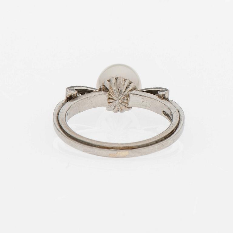 RING, odlad pärla, briljantslipade diamanter, platina. A. Tillander.