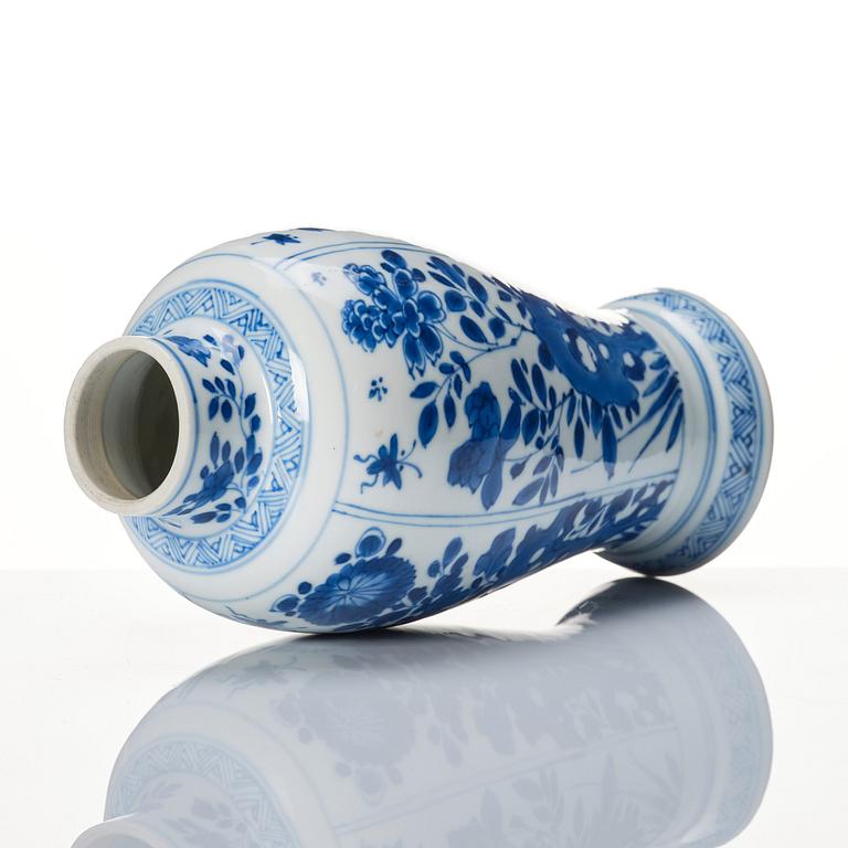 A blue and wite vase, Qing dynasty, Kangxi (1662-1722).