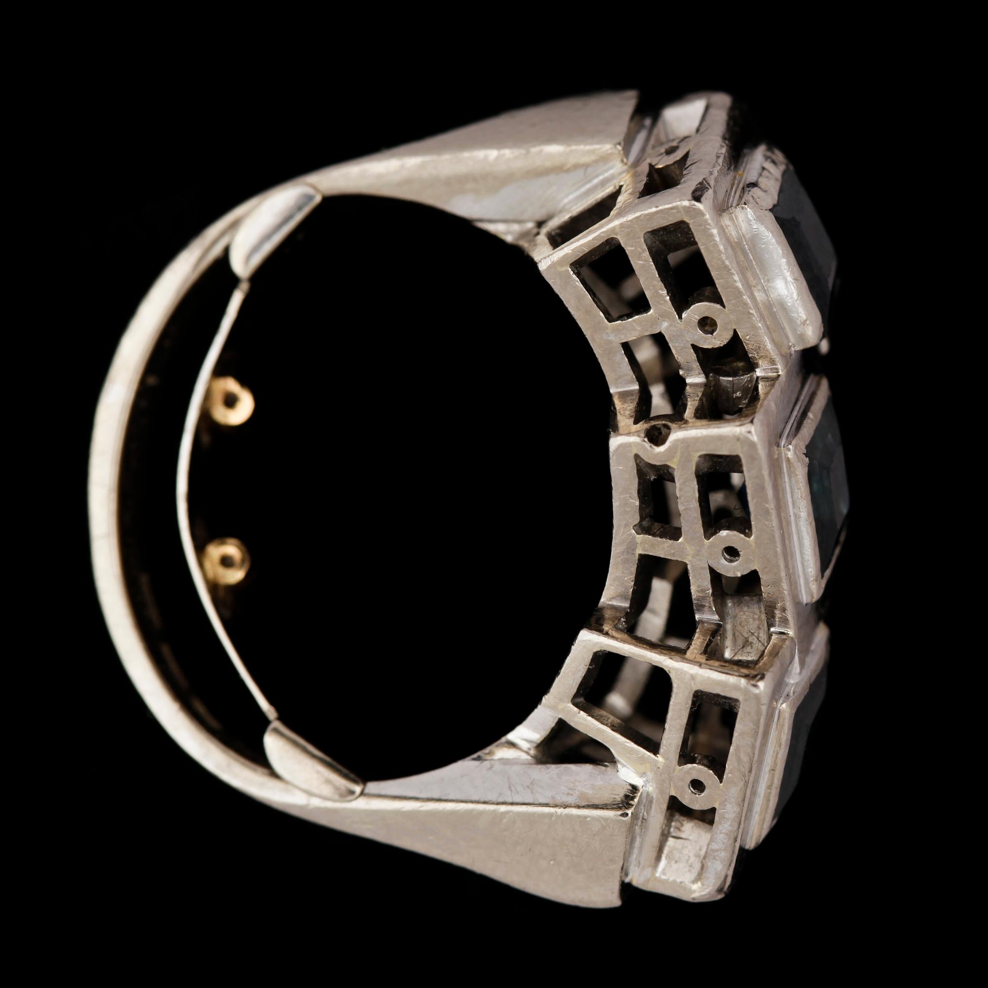 RING, tre trappslipade blå safirer.