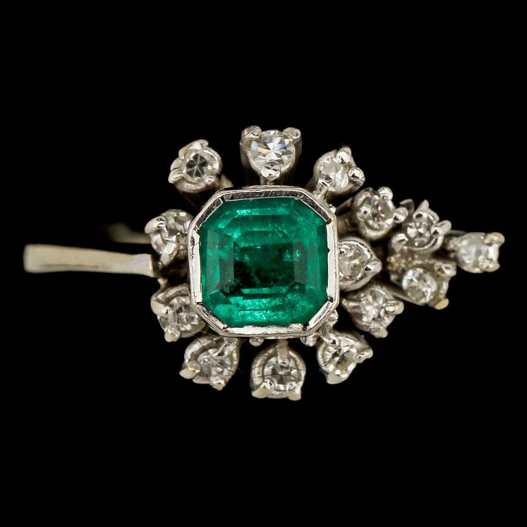 RING, 18k vitguld med 14 åttkantslipade diamanter samt fasettslipad smaragd, 1900-talets senare hälft.  Vikt 3 g.