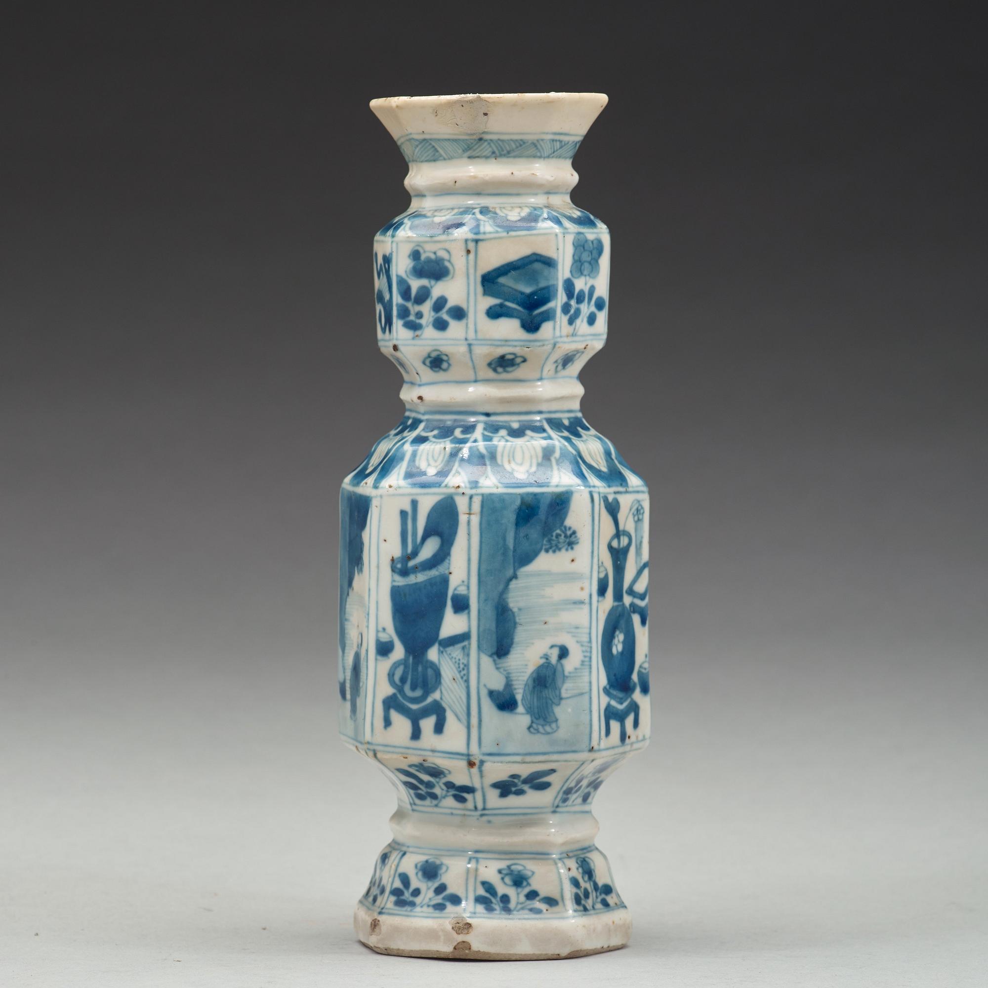 VAS, porslin. Qingdynastin, Kangxi (1662-1722).